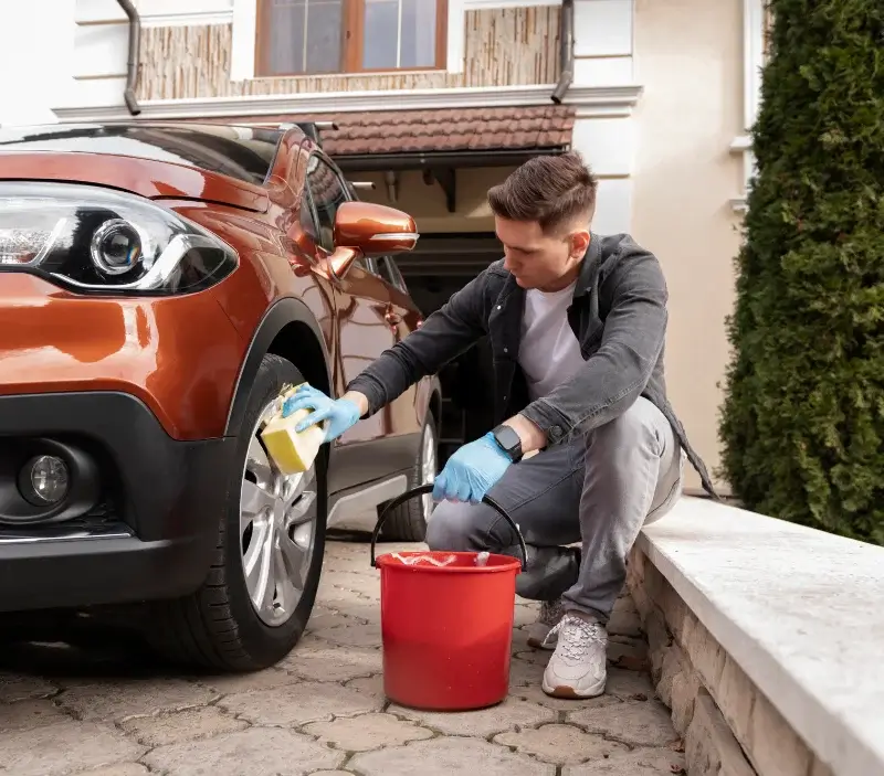 Lavage auto à domicile Unzent : professionnel intervenant sur un véhicule